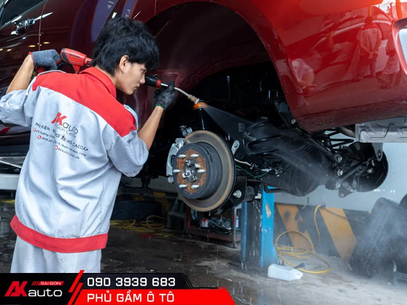 phu-gam-o-to-giup-de-ve-sinh-gam-xe-1 Phủ gầm xe ô tô giúp dễ dàng vệ sinh gầm xe